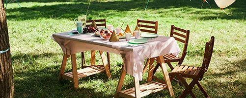 Miza, pripravljena za praznovanje