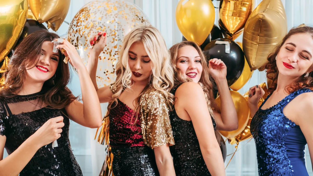 Ženske plešejo na maturantskem plesu