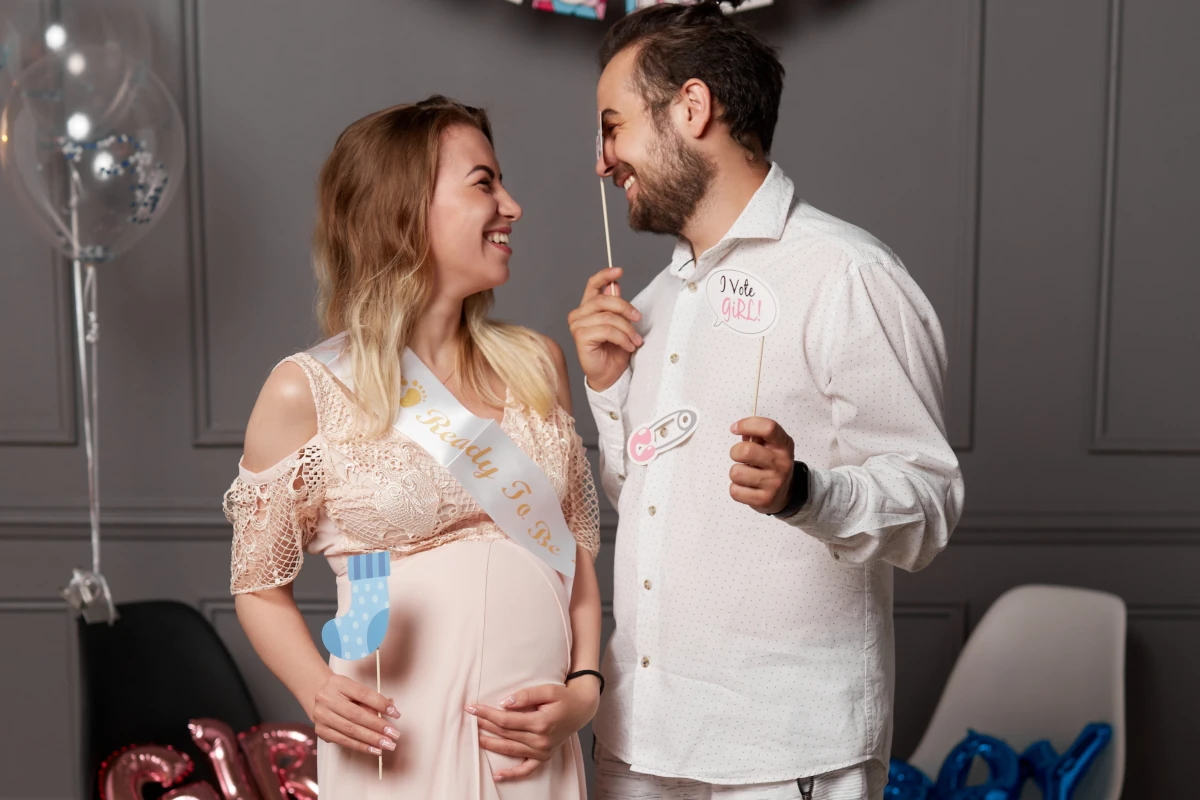 Nosečnica s partnerjom na baby showerju